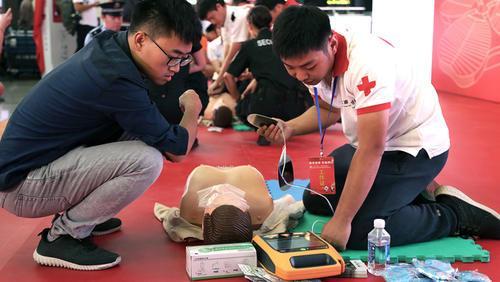 提升“進博會”急救保障能力，本市虹橋火車站、上?；疖囌臼着O置15臺AED