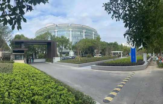 寶山大場這幢辦公樓下建了個小公園！