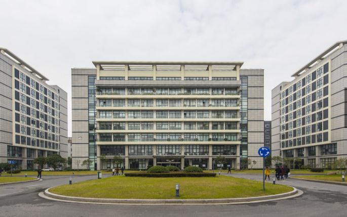 上?？偛?號尊享商務空間，招商熱線直通未來商機！